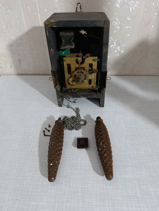 Продам часы кукушка и будильник