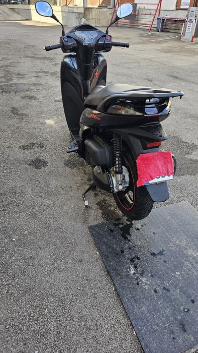 Продавам скутер Honda SH 300i