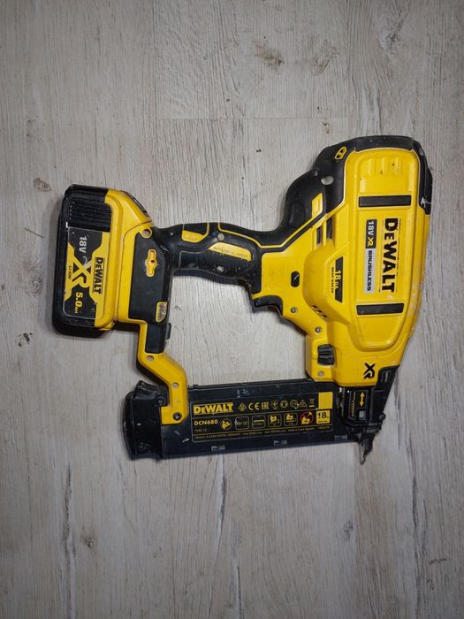 Pistol cuie finisaje dewalt dcn680