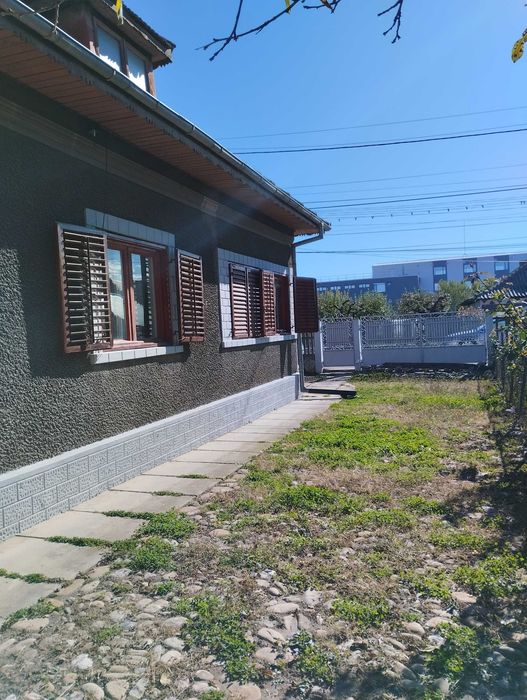 Vând casă din cărămidă, cu 4 camere, baie și bucătărie.