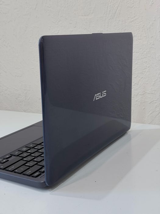 Ноутбук  Asus E203M