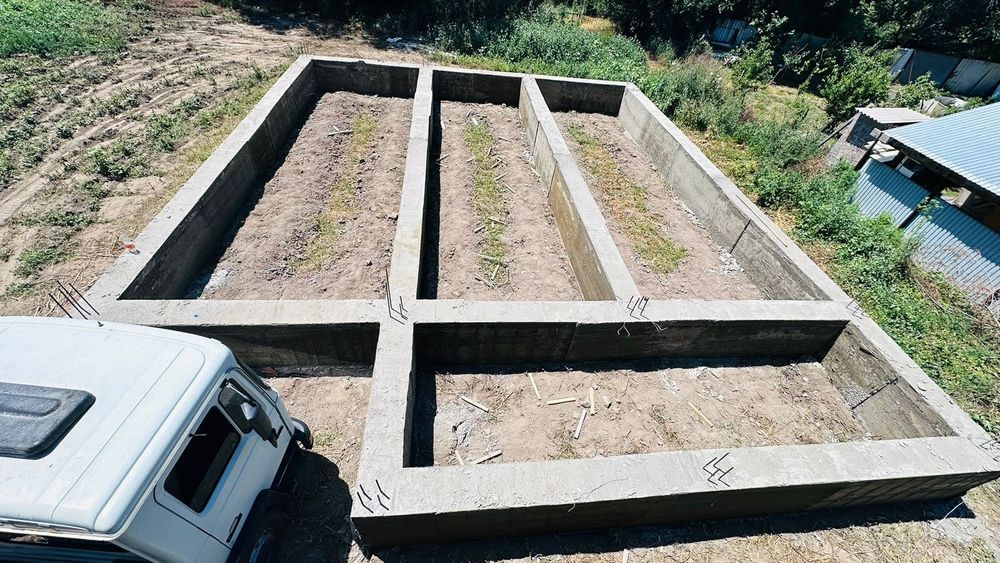 Заливаем фундамент и строим дом