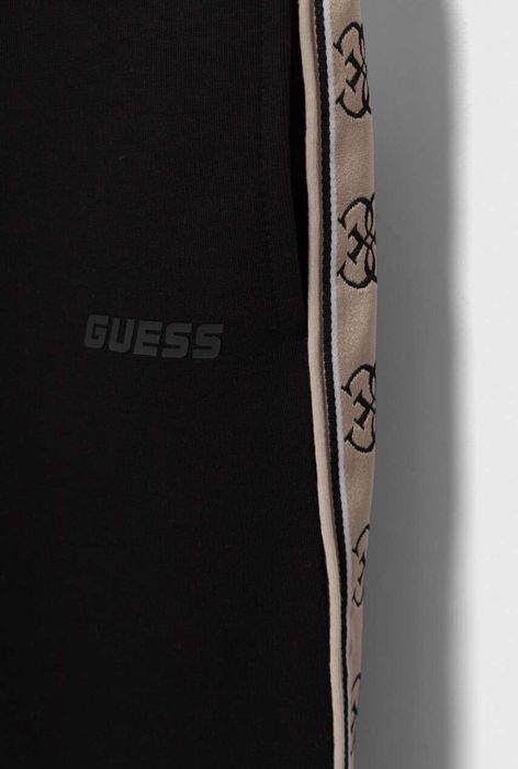 Спортен сет Guess.