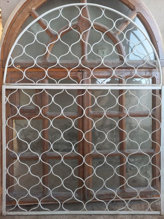 Oyna romlari va reshotkasi bilan sotiladi