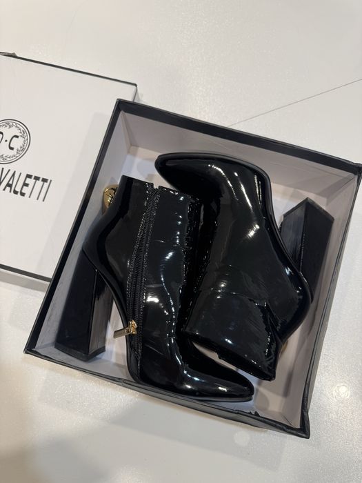 Черные лакированные ботильоны
