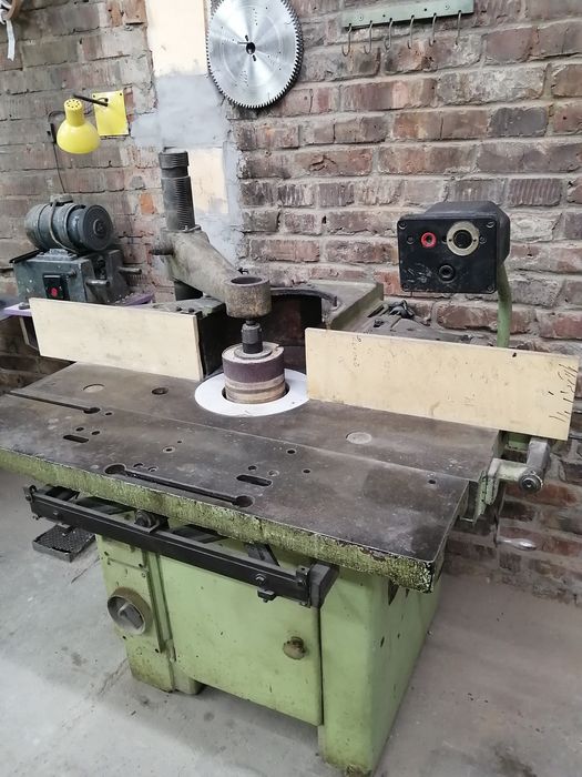 Станок фрезерный по дереву.
