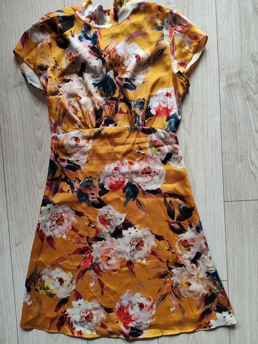 Vând rochie din satin noua