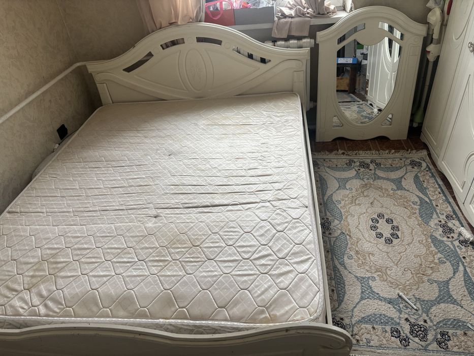 Спальный гарнитур продам срочно.