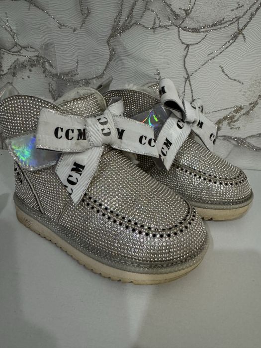 Уги в стразах зима