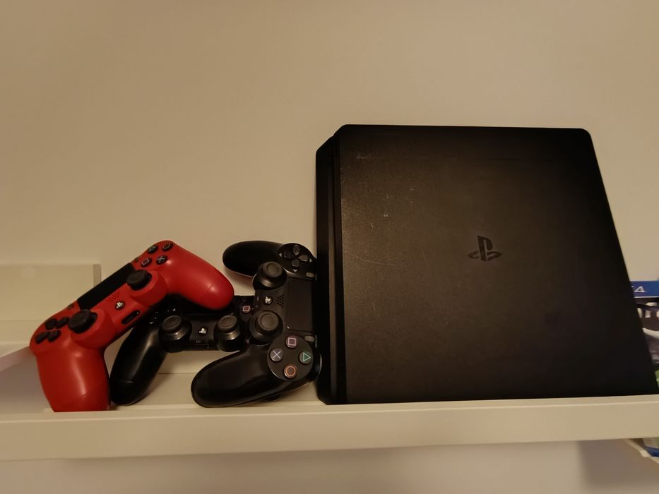 se vinde PS4 + 3 manete+8 jocuri