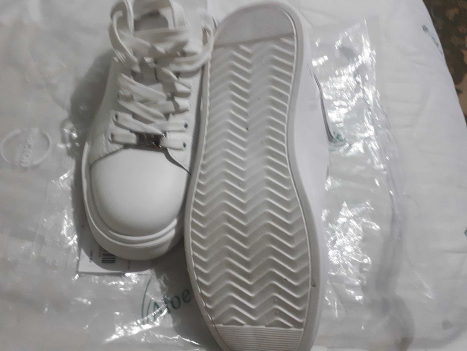 Sneakers  Luca di Gioia albi din piele -- Banii merg la un baiat bolnav de cancer.