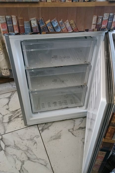Хладилник 290l с долна камера A+
