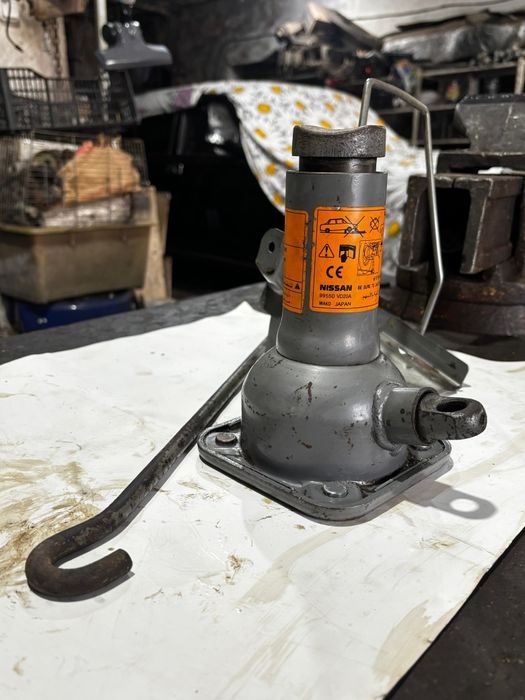 Оригинальный механический домкрат на Ниссан y61