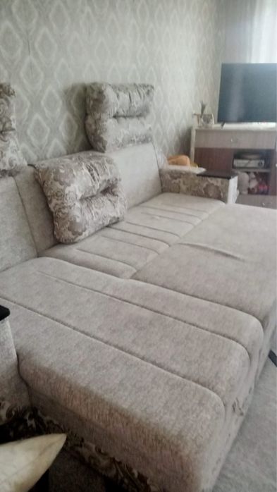 Продается угловой диван и кресло