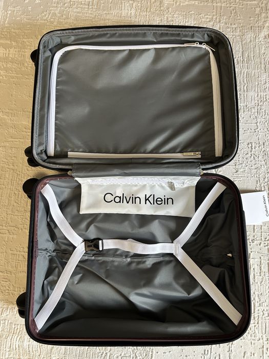 Новый чемодан Calvin Klein в размере S