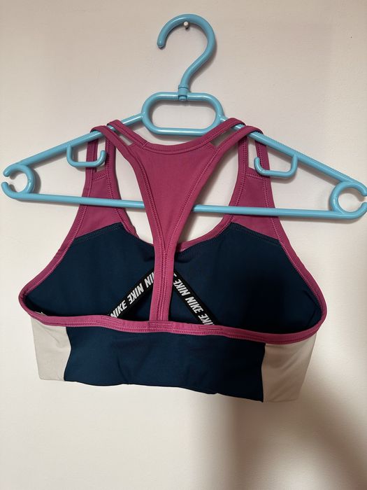 Дамско спортно бюстие Nike