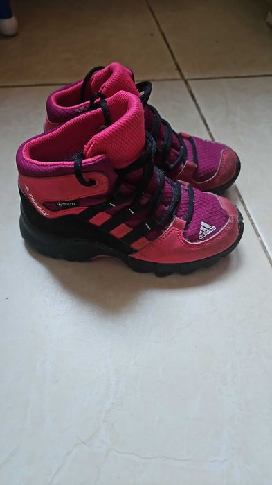 Vând adidasi adidas mărimea 25 copii.