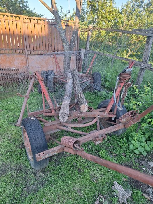 Vând căruță  pe butuc de dacie