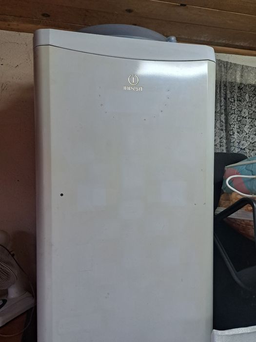 Vând frigider indesit