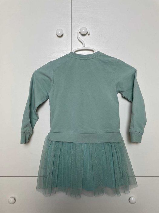 Продавам рокля за момиче на 4 години.