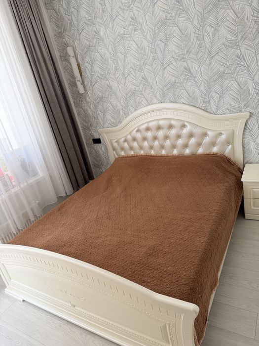 Отличная кровать 180х200 с глубоким комодом и 2 тумбы.