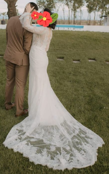 Rochie de mireasa tip sirena cu dantela voal inclus in preț.