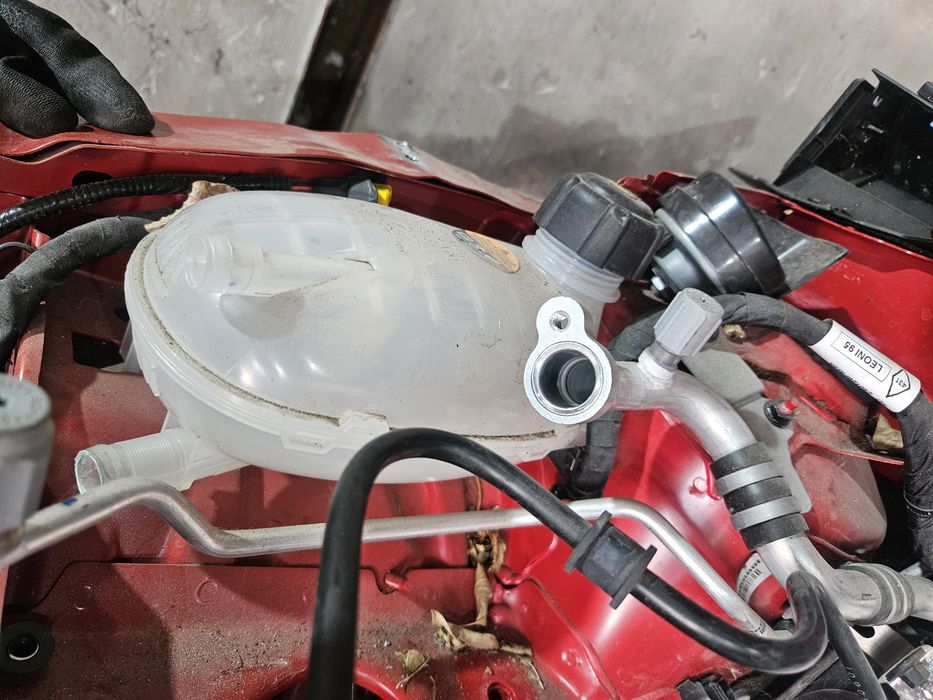 Казанче антифриз за Nissan Juke 1.0i 2024г