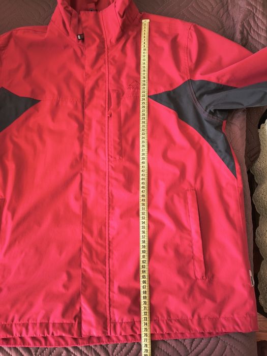 Продавам мъжко туристическо яке