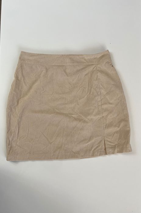 Къса пола в бежов цвят