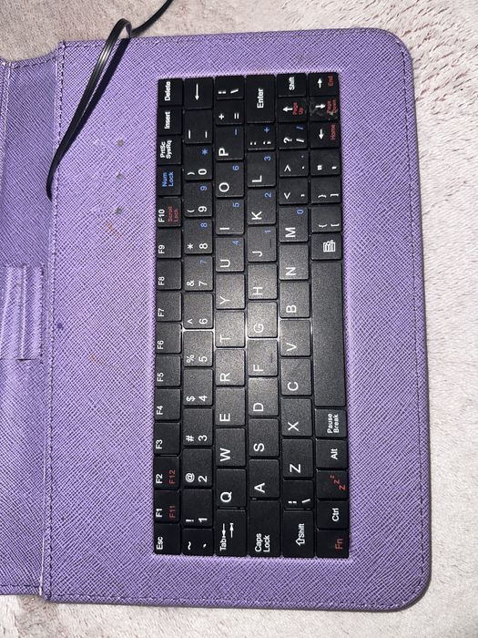 Лилав калъф за таблет с вградена USB клавиатура
