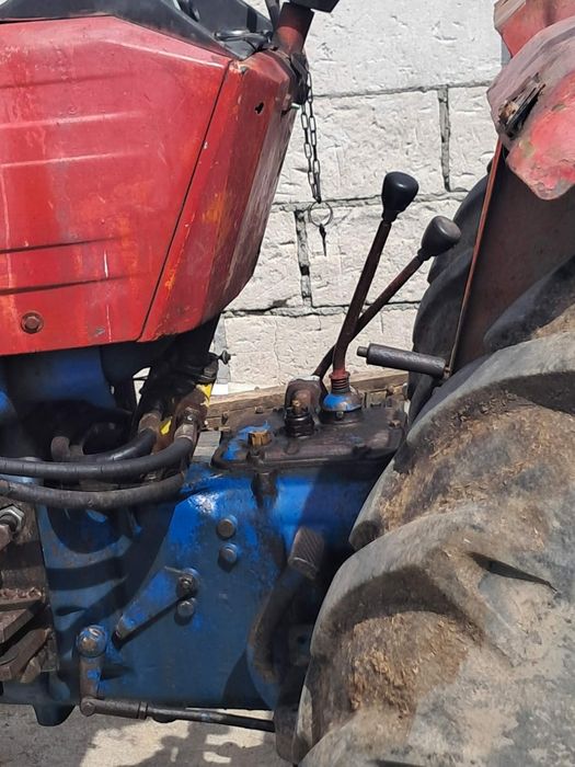 Vând tractor universal 445