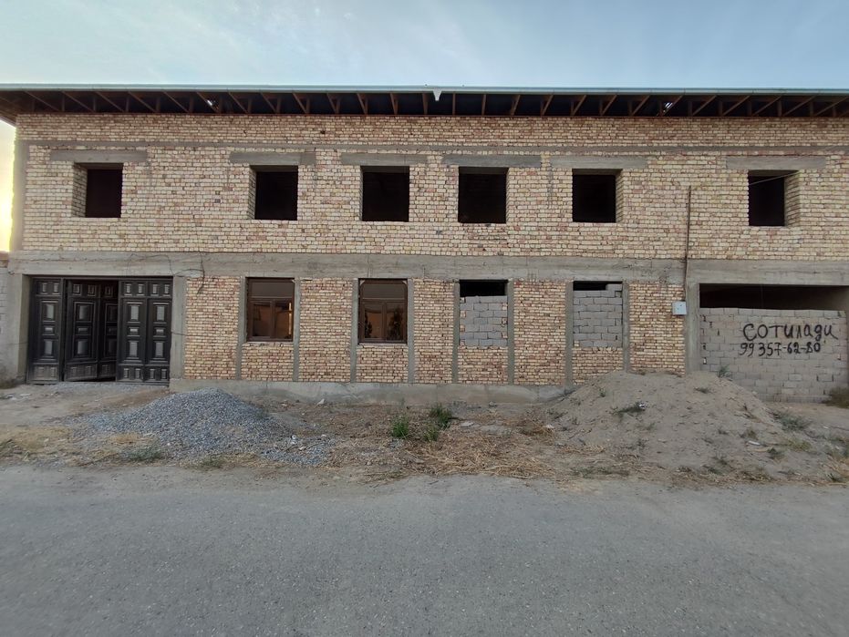 Katej uslubidagi hovli sotiladi.