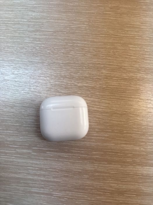 Продам б/у AirPods 4