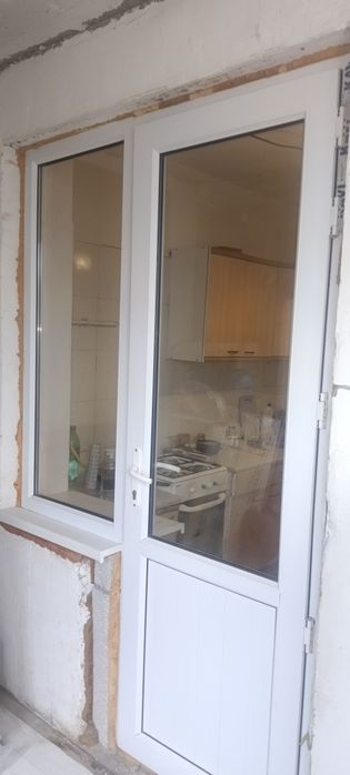 Дверь и окно с кухни на болкон.