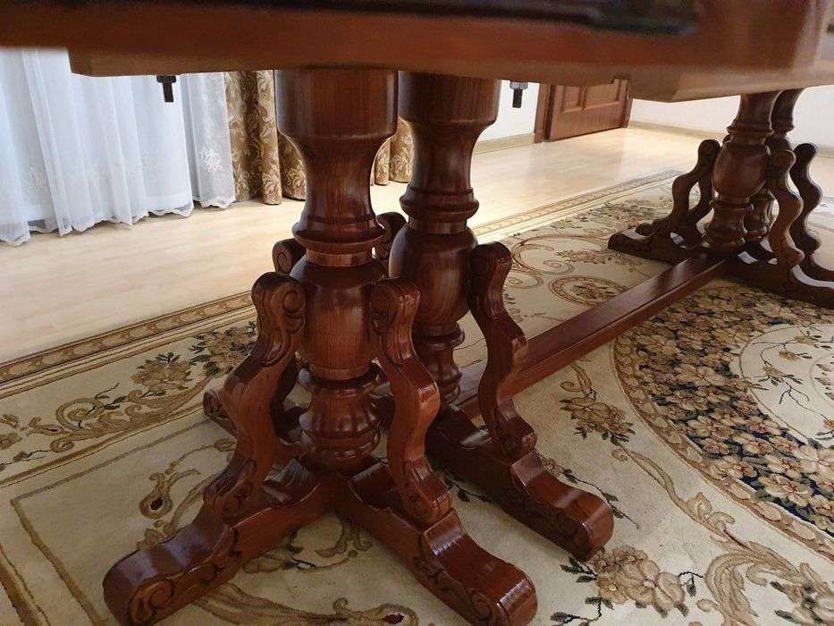 Деревянный  стол