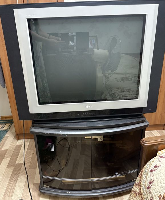 Телевизор с подставкой