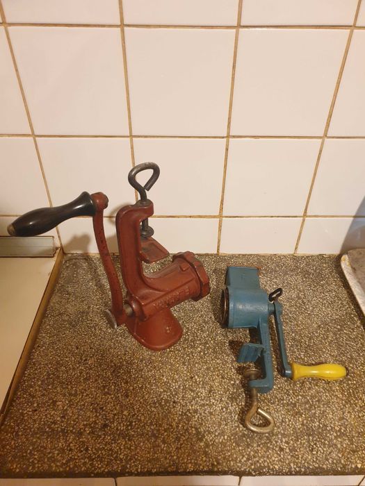 Masina tocat carne Flacara nr 8 din fonta si masina tocat nuci