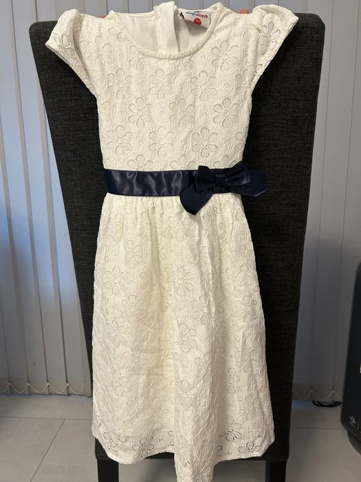 Бяла, дантелена рокля за повод