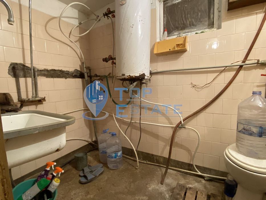 Тухлена къща с помещения за заведение и хранителен магазин в с. Нова