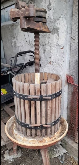 Vând presă de struguri.