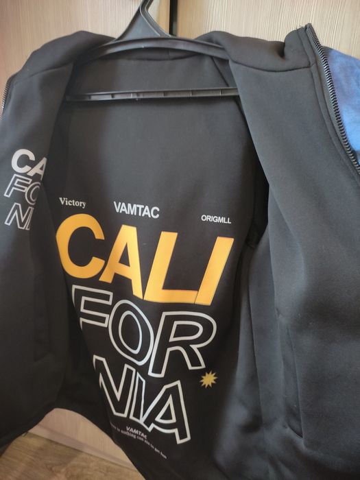 Продается двухсторонняя куртка на мальчика