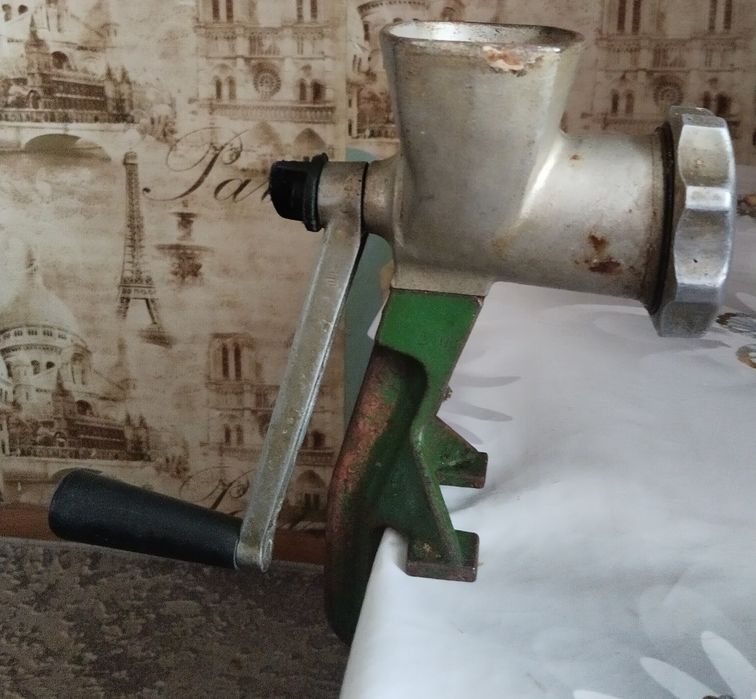 Продам ручную советскую мясорубку