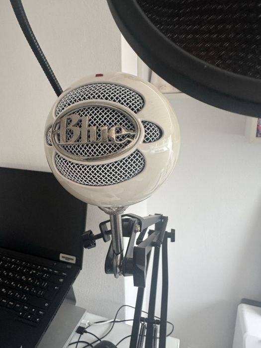 Подкаст микрофон Blue Snowball със стойка за бюро