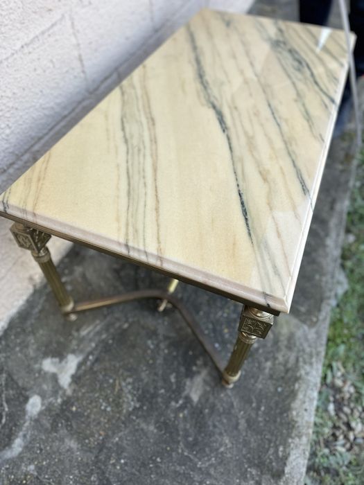 Винтидж холна маса с мраморен плот и месингови крака