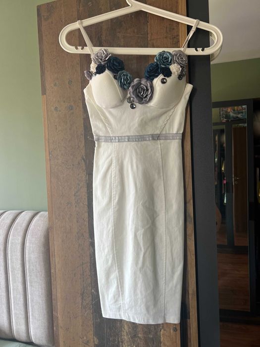 Уникална рокля с ръчно пришити цветя