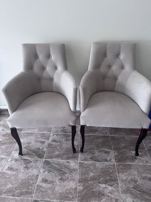 Трапезен стол с подлакъцни