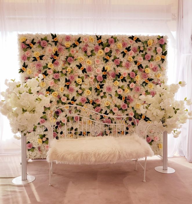 Se închiriază panou floral cu bancuta