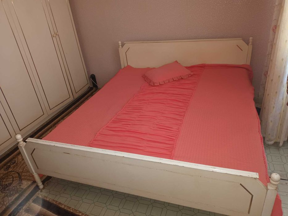 Спалня + четирикрилен гардероб+тоалетка