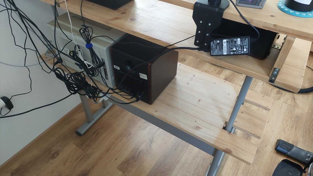 Продавам хибридно регулируемо бюро