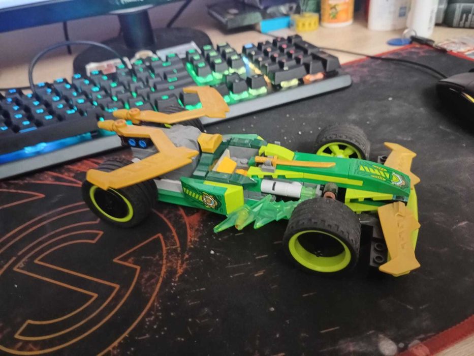 Lego Ninjago Mașină de curse a lui Lloyd